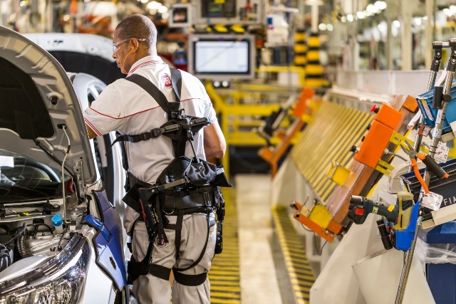Exoesqueleto melhora a vida dos operários da Fiat